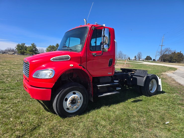 2005-freightliner-m2-106-image-3