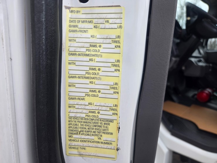 2010-freightliner-m2-106-image-51