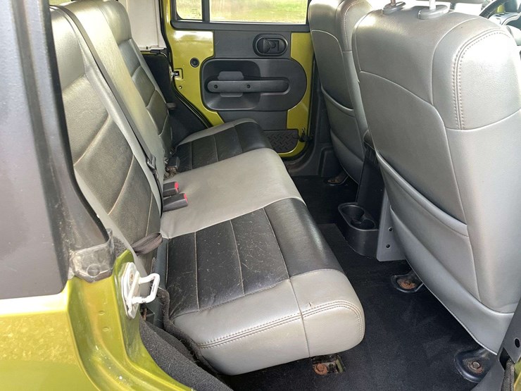 2010-jeep-wrangler-unlimited-sahara-image-16