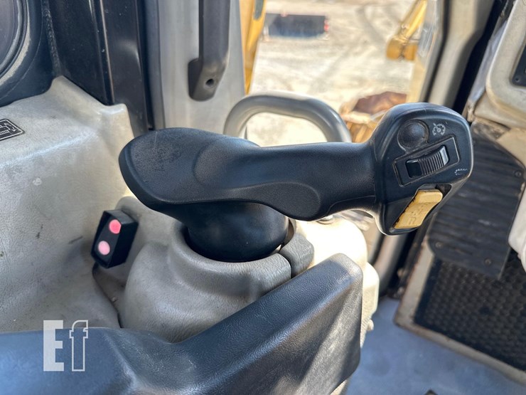 2011-caterpillar-d6t-image-23