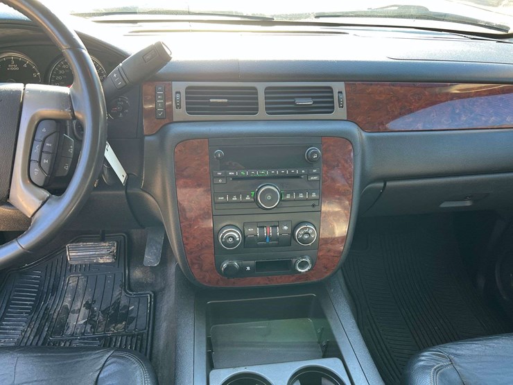 2011-chevrolet-tahoe-image-13