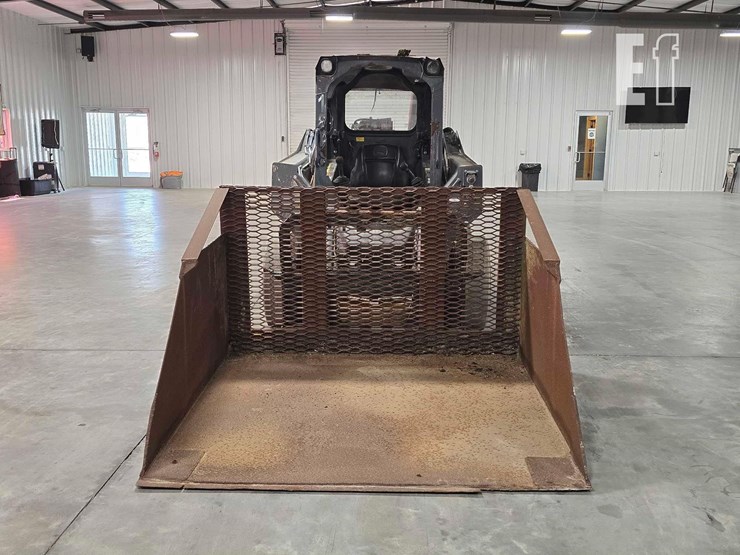 2015-deere-318e-image-7