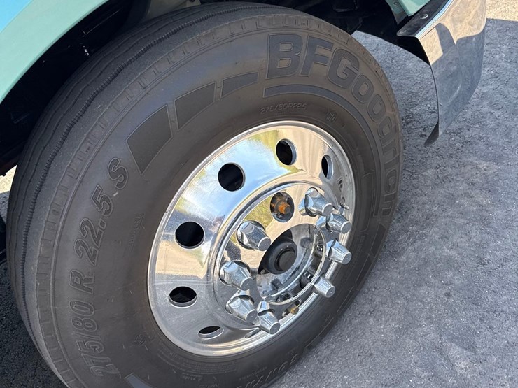 2023-peterbilt-579-image-21