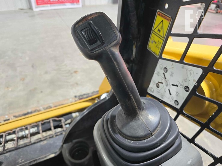 2020-caterpillar-249d-image-13