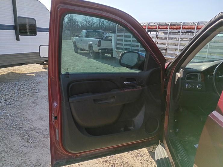 2010-chevrolet-tahoe-image-27