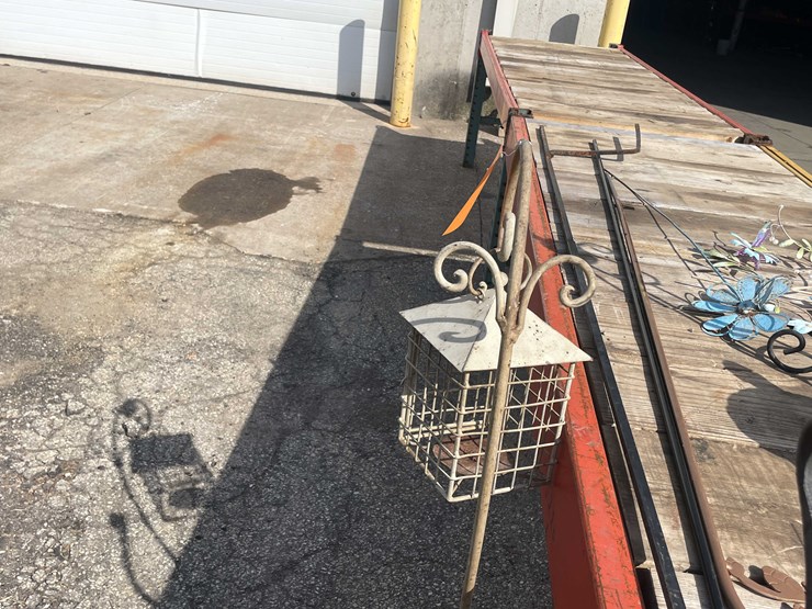 #7026-•-(8)-pieces-yard-art-decorations-(o4)-image-7