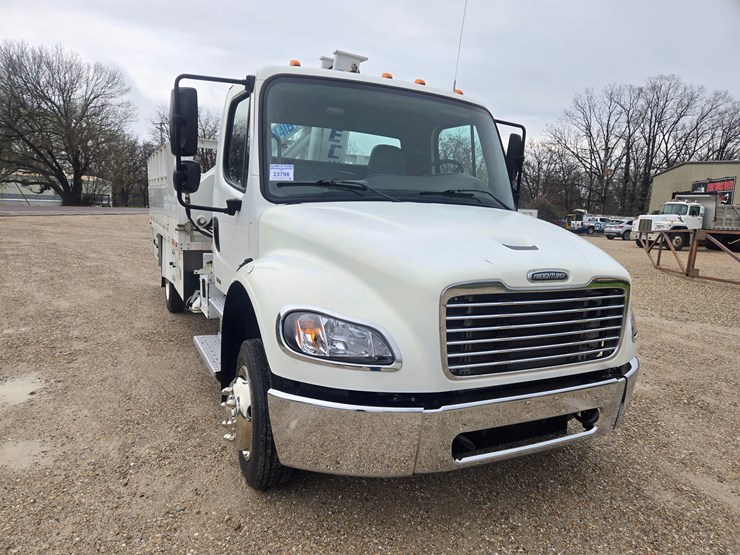 2010-freightliner-m2-106-image-29