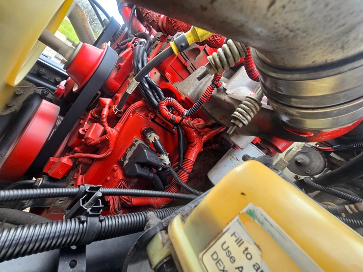 2010-freightliner-m2-106-image-34