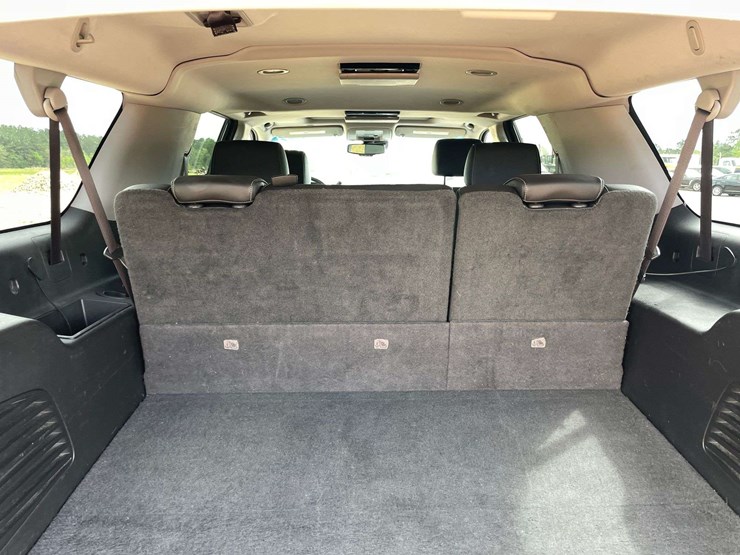2015-chevrolet-suburban-image-15