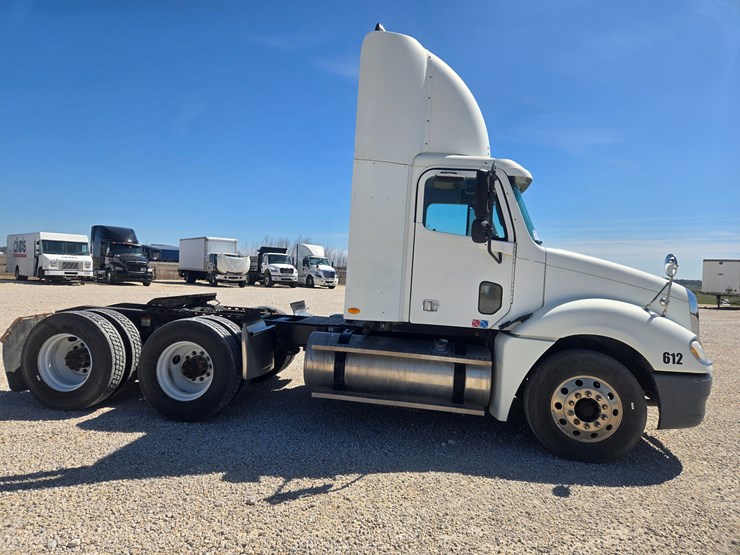 2006-freightliner-columbia-120-image-19