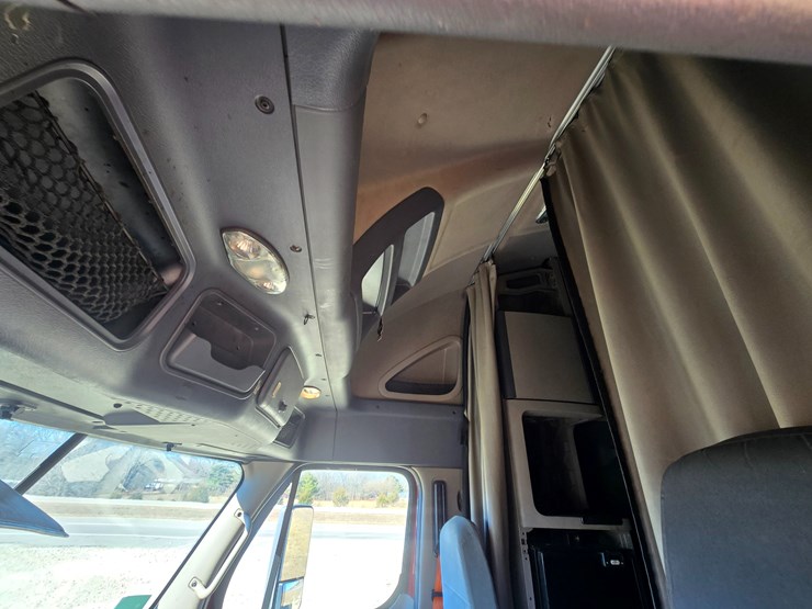 2014-freightliner-cascadia-125-image-57