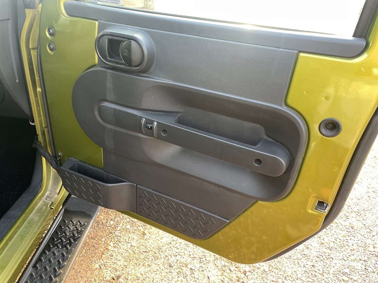 2010-jeep-wrangler-unlimited-sahara-image-17