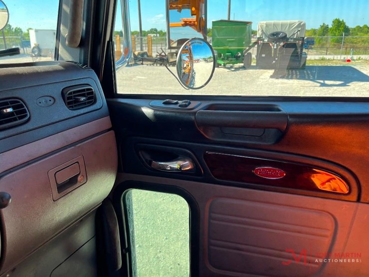 2015-peterbilt-365-image-17
