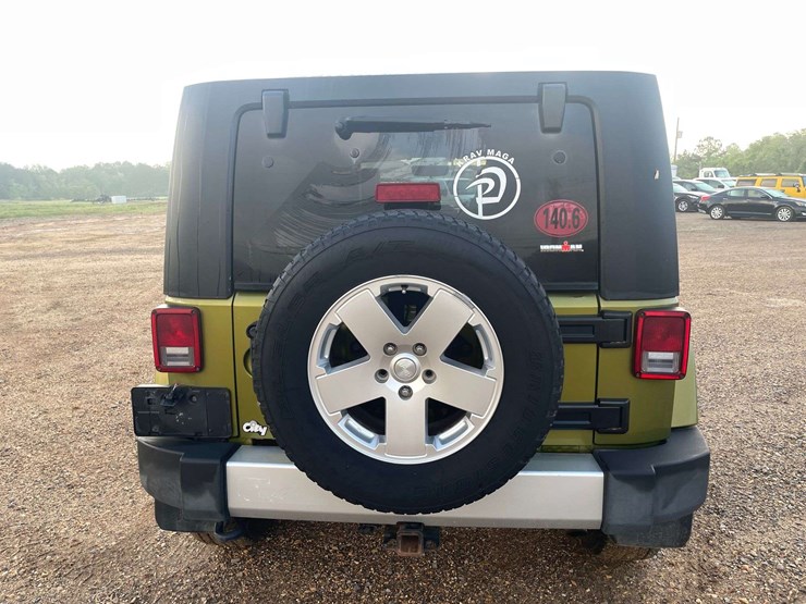 2010-jeep-wrangler-unlimited-sahara-image-6