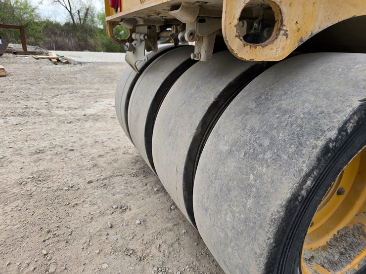 2018-caterpillar-cc24b-image-35