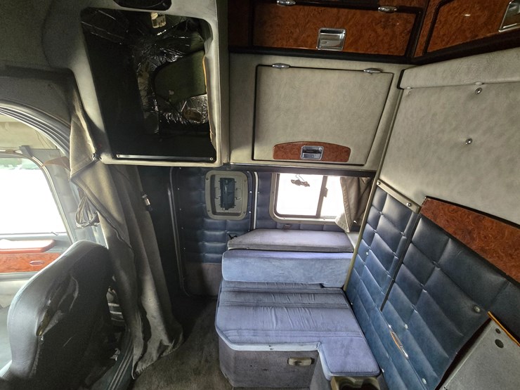 2000-peterbilt-379-image-69