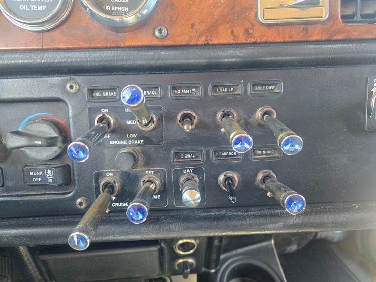 2005-peterbilt-379-image-64