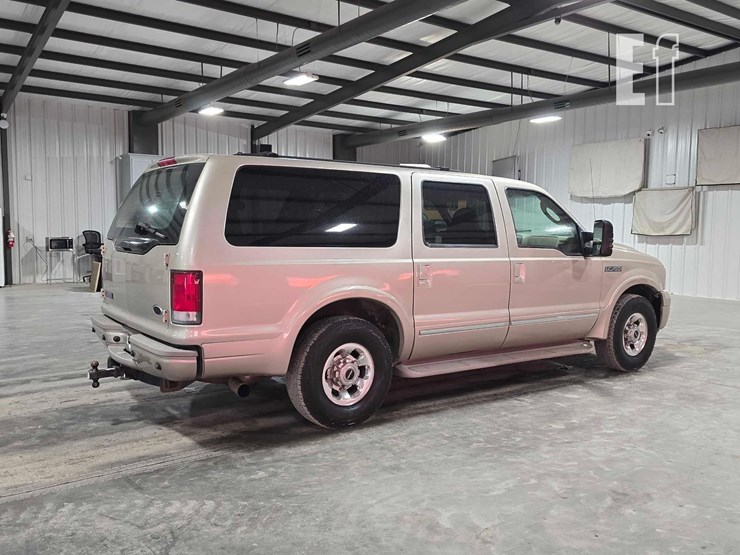 2005-ford-excursion-image-3