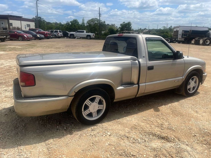 2000-chevrolet-s10-image-3