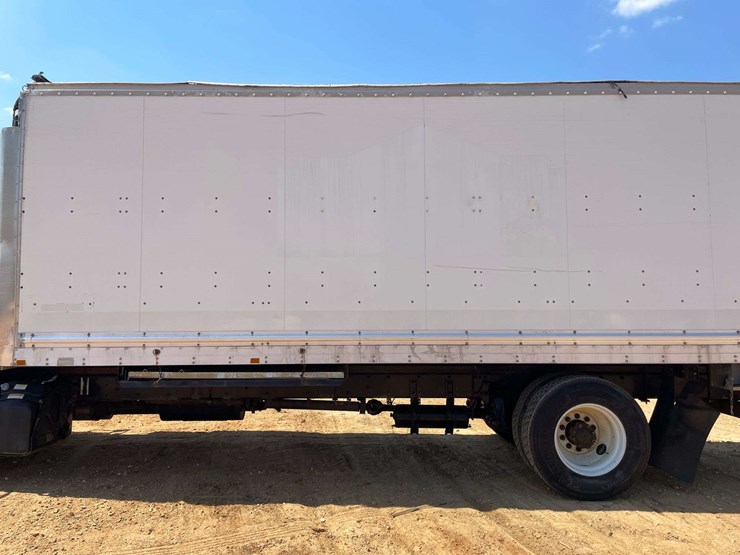 2016-freightliner-m2-106-image-16