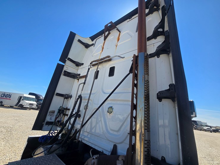 2014-freightliner-cascadia-125-image-104