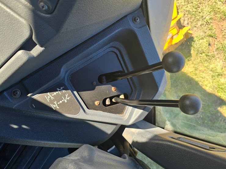 2015-deere-410l-image-93