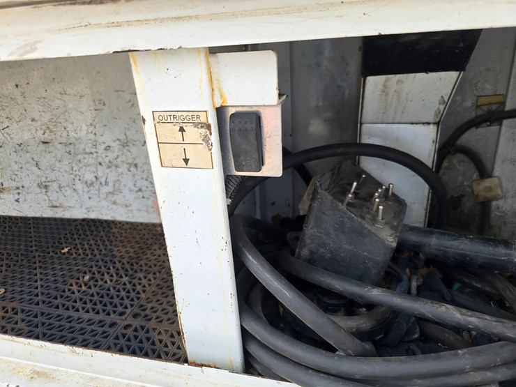 2013-ford-f550-image-38