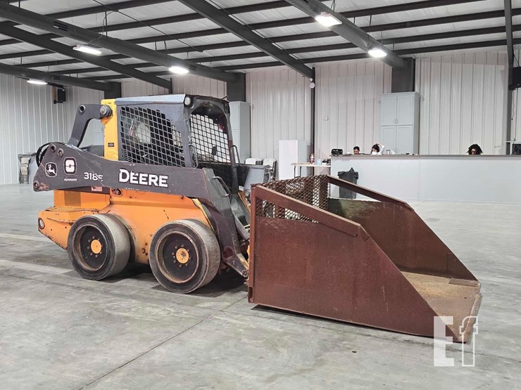 2015-deere-318e-image-2