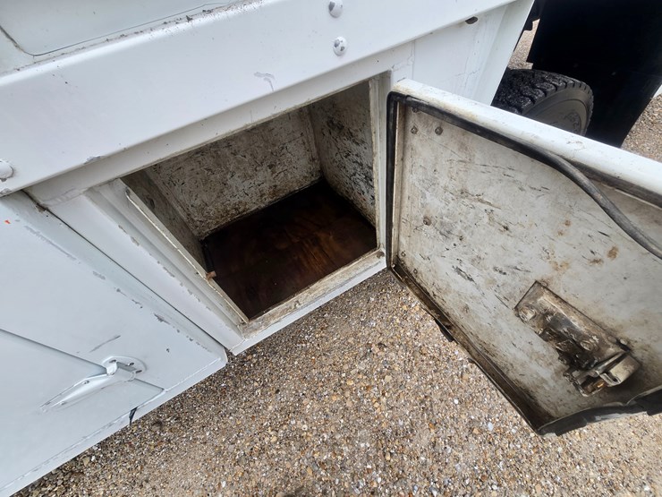 2010-freightliner-m2-106-image-79