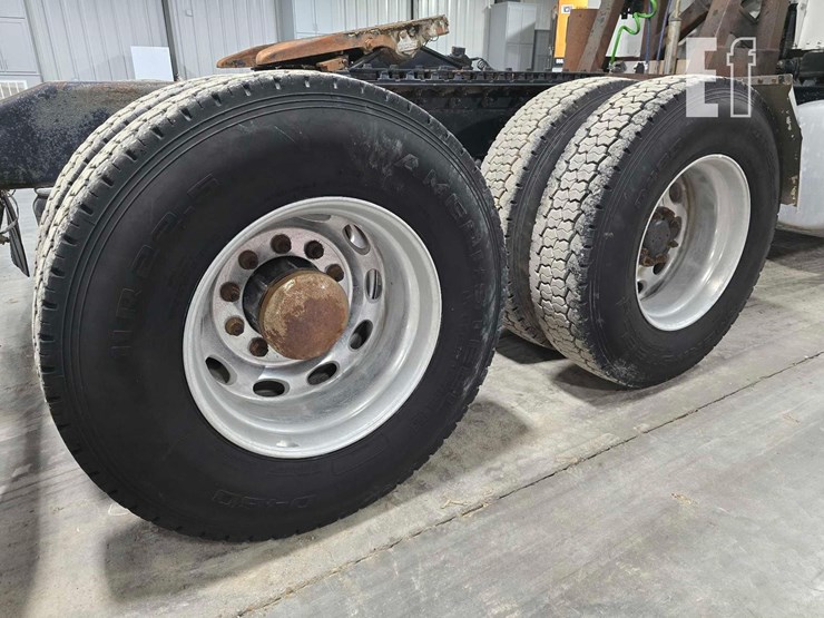 2008-peterbilt-388-image-24