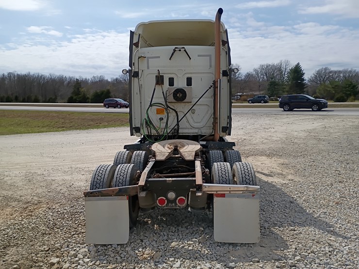 2009-freightliner-cascadia-125-image-7