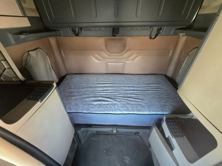 2014-freightliner-cascadia-125-image-74