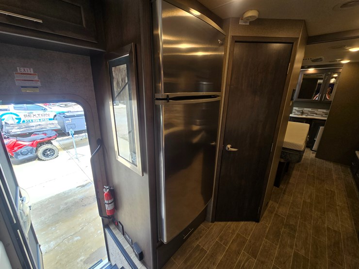 2020-ford-f550-image-37