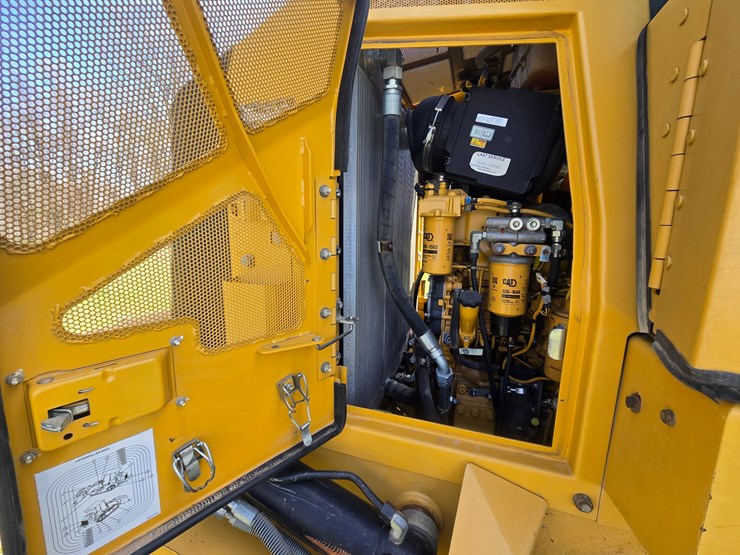 2014-caterpillar-953d-image-37