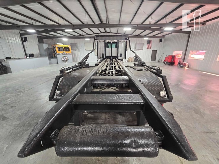 2016-peterbilt-579-image-19