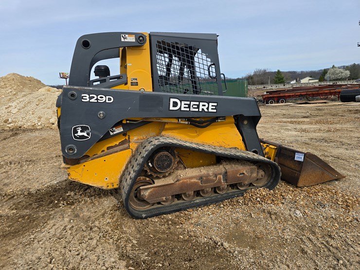 2013-deere-329d-image-10