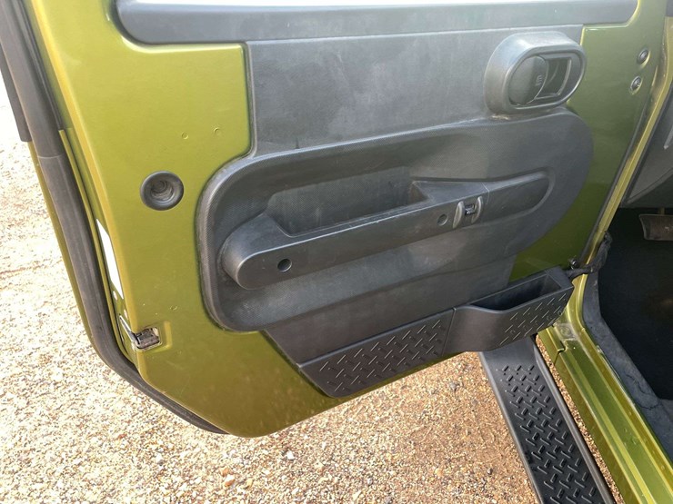 2010-jeep-wrangler-unlimited-sahara-image-9