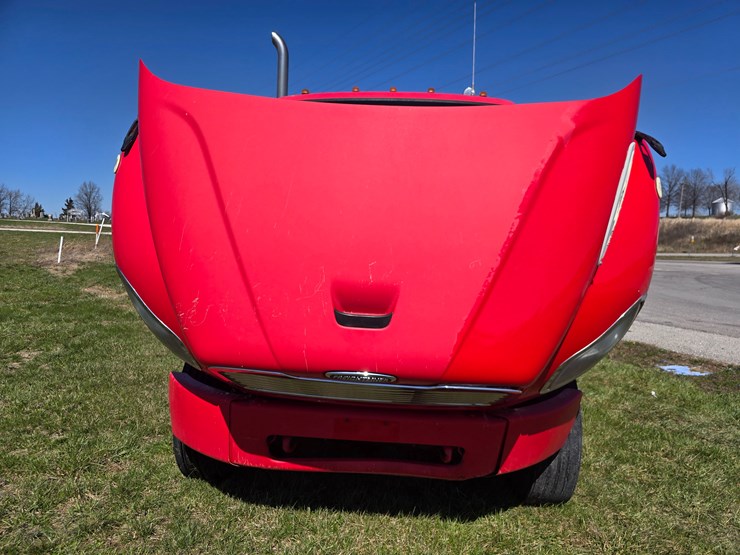 2005-freightliner-m2-106-image-21