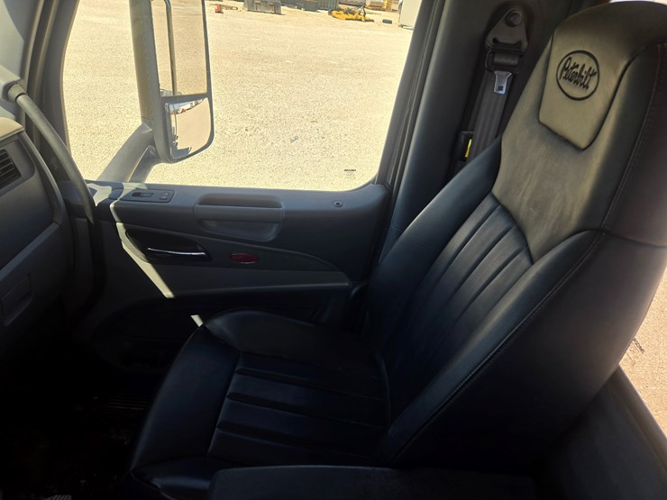 2016-peterbilt-579-image-52