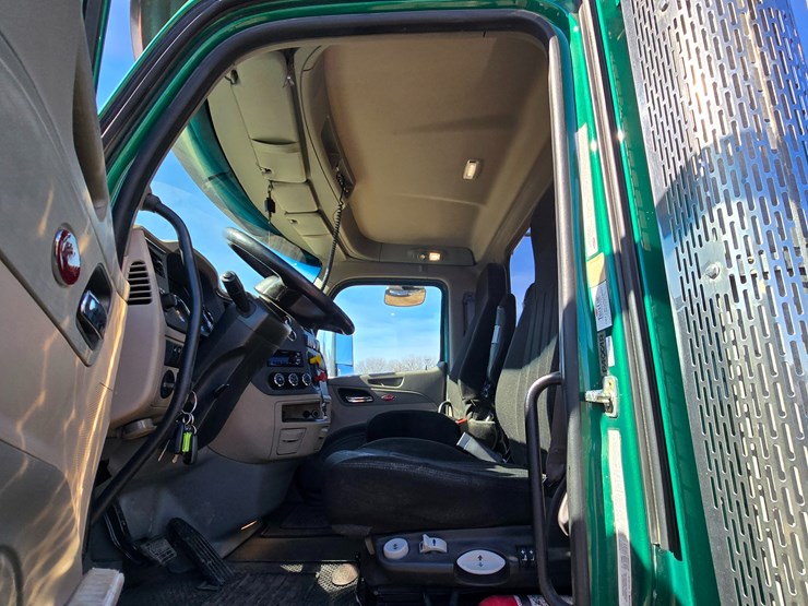 2019-peterbilt-567-image-56