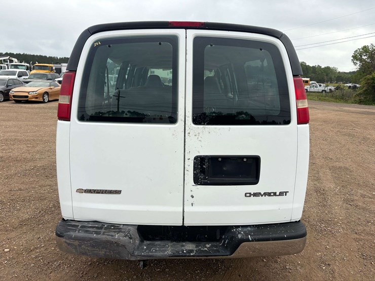 2005-chevrolet-express-3500-image-6