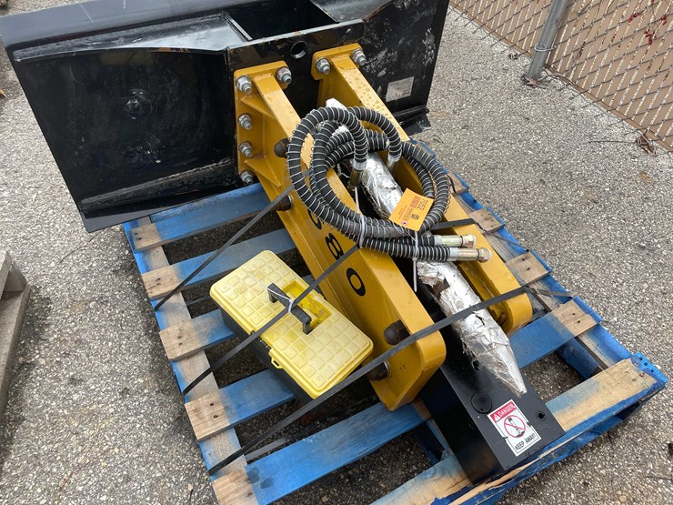 #7052-•-unused-agt-680-skid-steer-hydraulic-concrete-breaker-hammer-(o10)-image-8