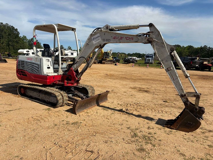 2013-takeuchi-tb235-image-4