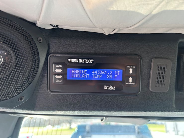 2022-western-star-4900-image-17