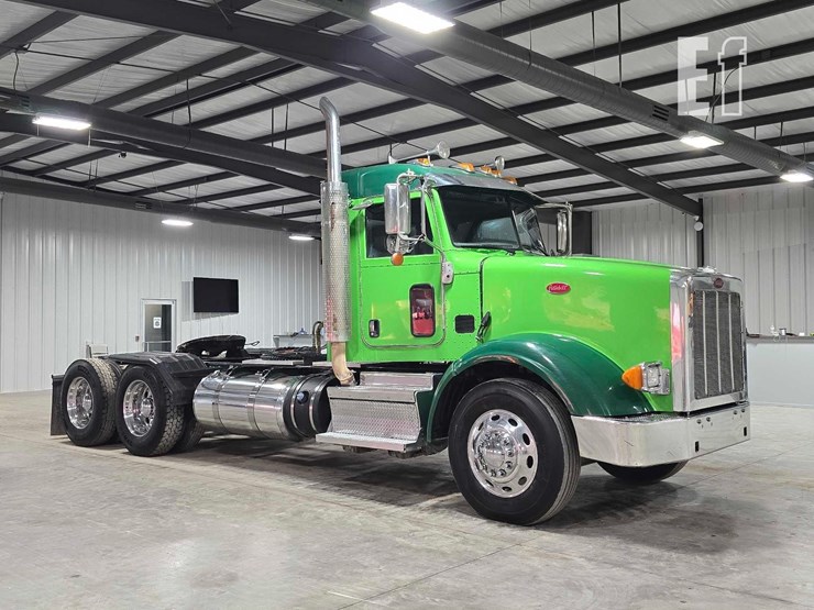 2021-peterbilt-367-image-2