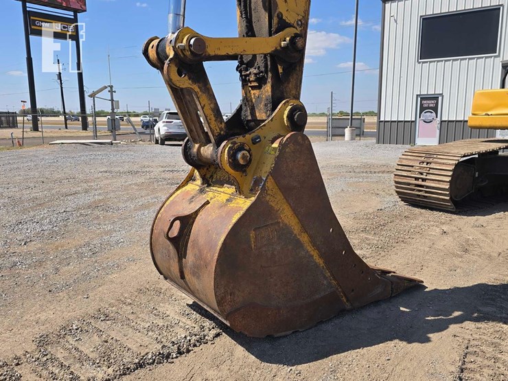 2020-caterpillar-323-image-11