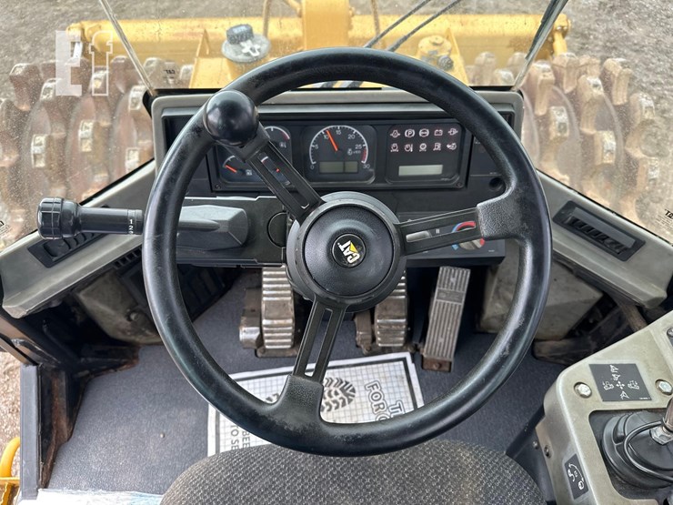 2015-caterpillar-815f-2-image-16