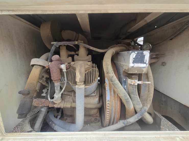 2010-freightliner-m2-106-image-92