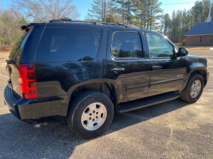 2011-chevrolet-tahoe-image-3