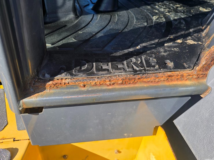 2015-deere-410l-image-74